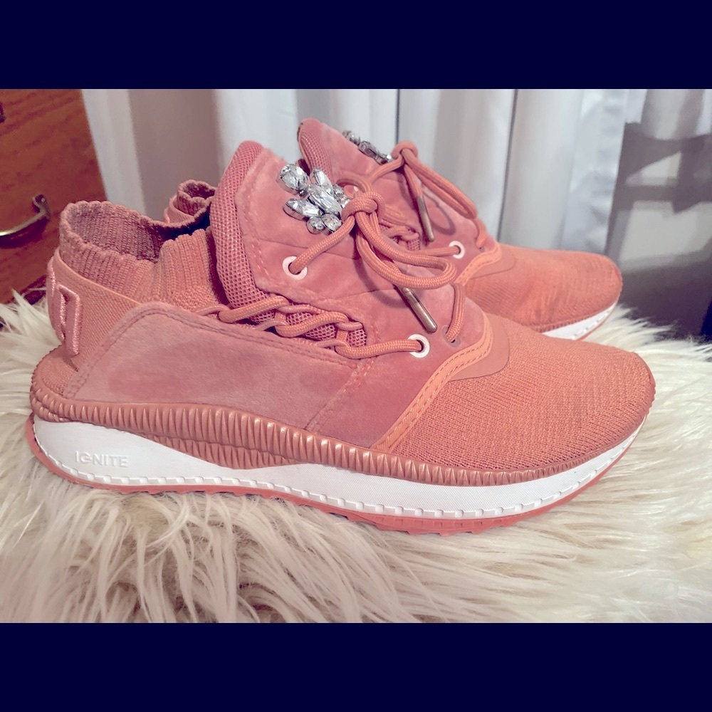 Cute PUMA stylish and comfy gym shoe!